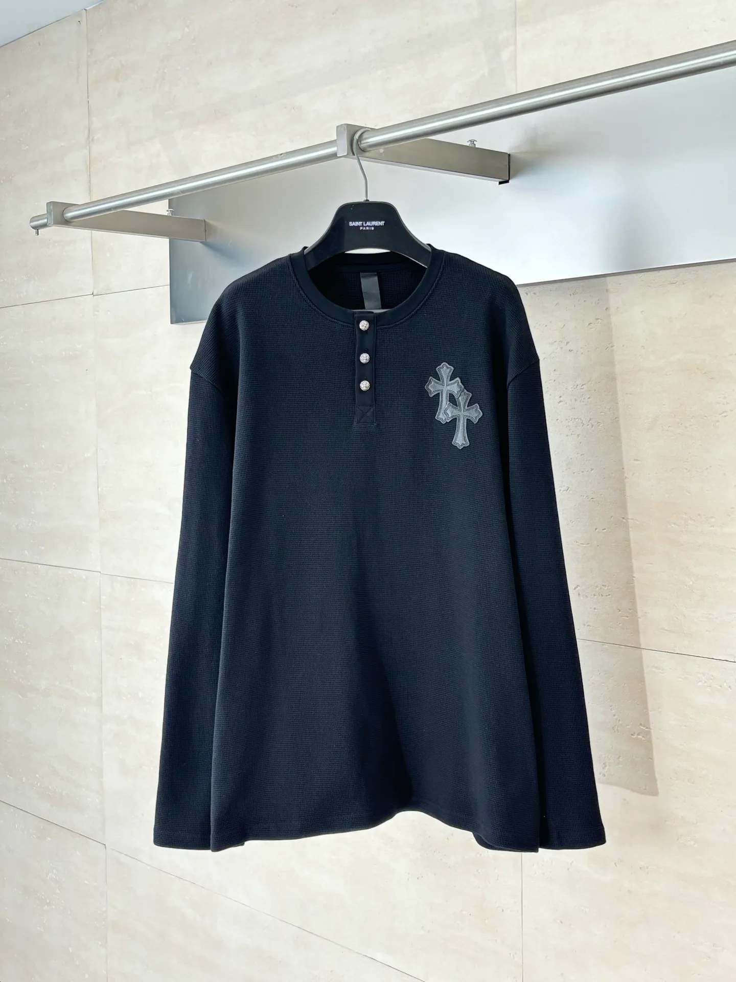 P400 Chrome Heart*/Chrome Heart 25 patchwork leather Henry collar waffle sweatshirt. The fabric is made of 350g cotton waffle double-layer material before washing (to distinguish between low-gram weight cut corners and non-pure cotton market products). The silver buckles and scrolls are made of antique bronze and real silver (the materials used have reached 300+ quality in the market). The leather label is still made of genuine imported lambskin. The most important thing is that the leather is hand-extended and stitched (the cost is high when it comes to manual work) in the fabric and hardware A lot of effort has been put into the craftsmanship. The highest quality in the market. The industry benchmark is only owned by a few people. Size: S/M/L